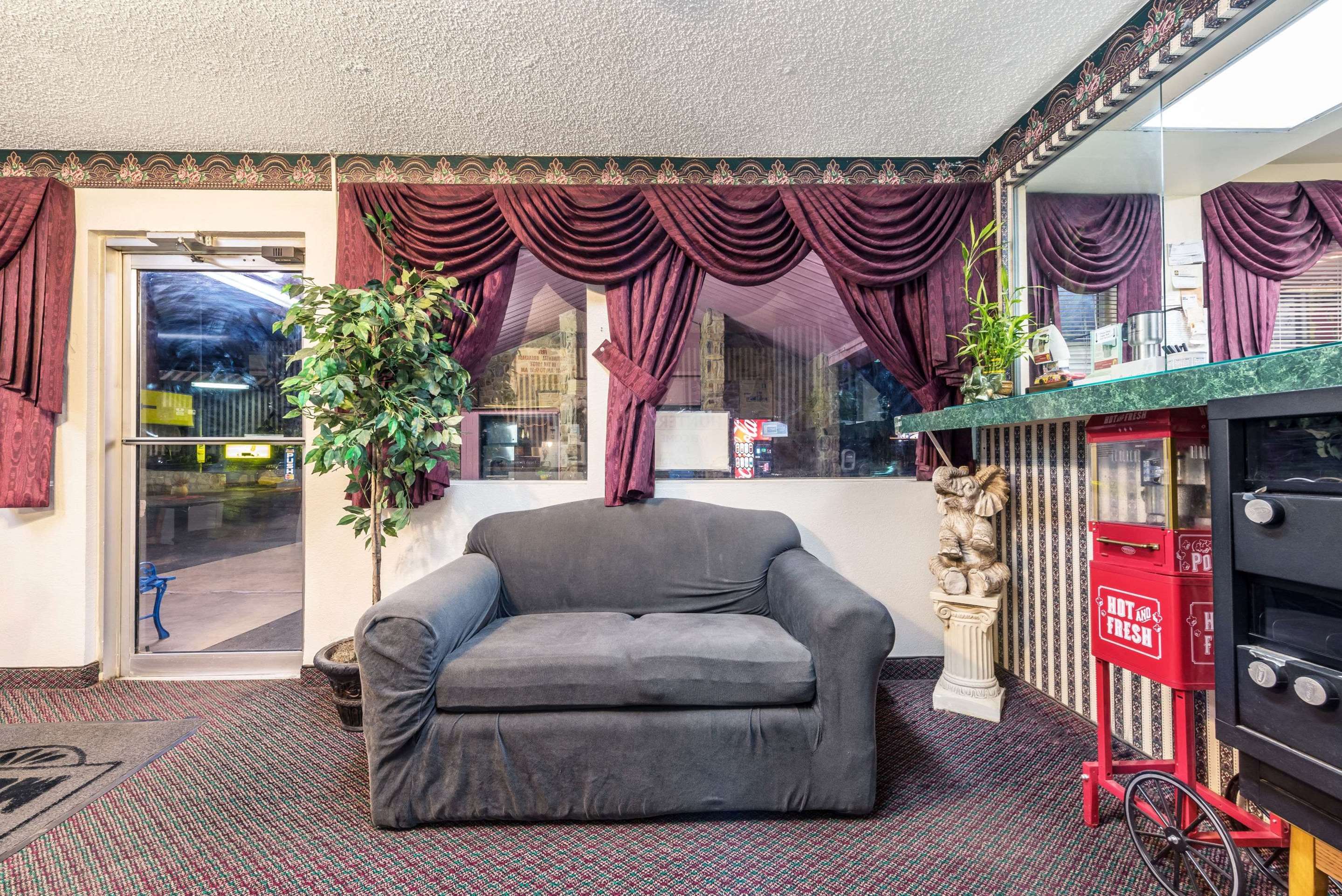 Lobby | Super 8 by Wyndham Eastland