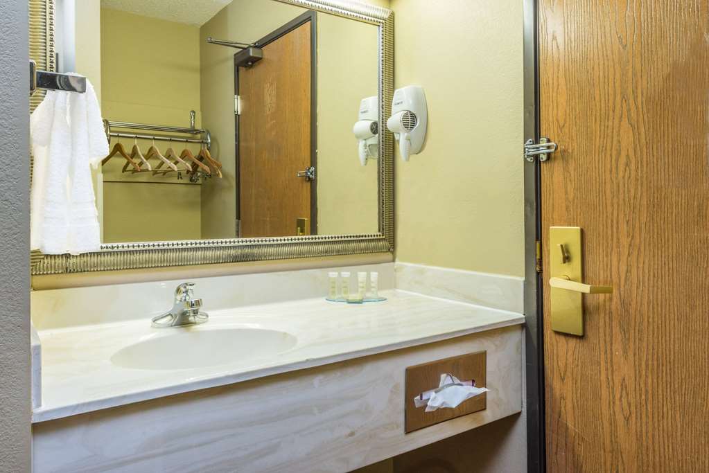 SUPER 8 BY WYNDHAM TROY IL/ST. LOUI-guestroom-Guest Room,On-Site.jpg