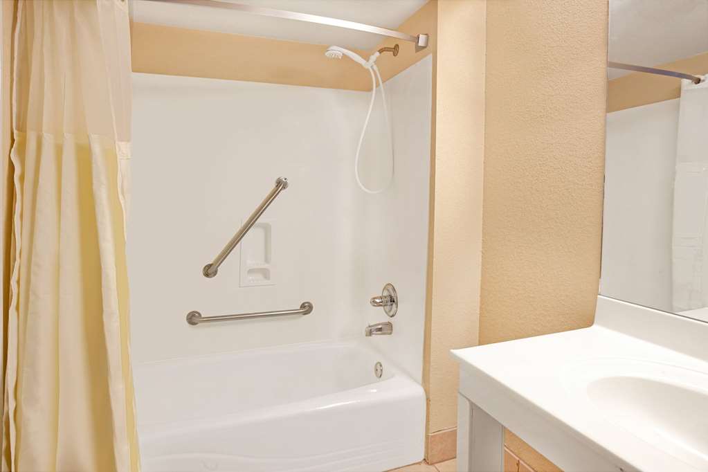 SUPER 8 BY WYNDHAM ACWORTH/ATLANTA-guestroom-Guest Room,Bathroom,Accessibility,On-Site.jpg