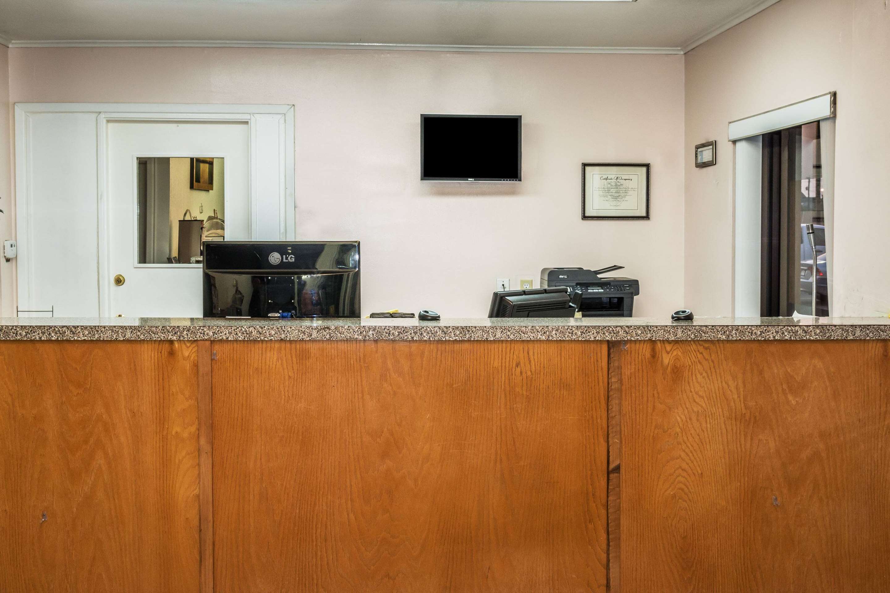 Front Desk | Super 8 by Wyndham San Marcos