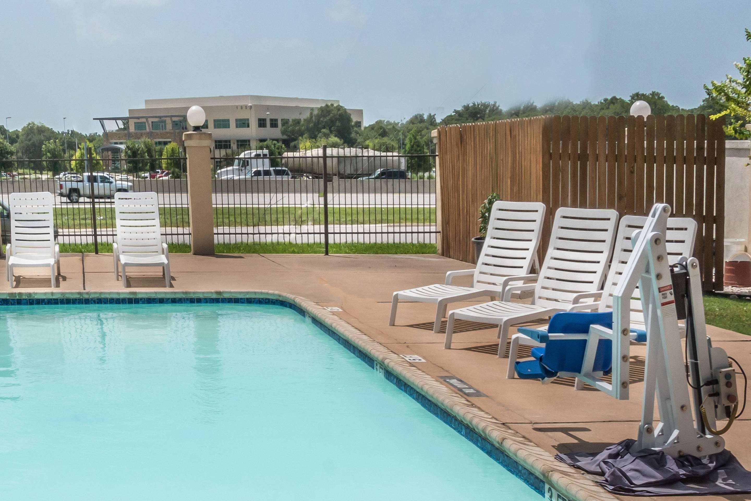 Pool | Super 8 by Wyndham San Marcos