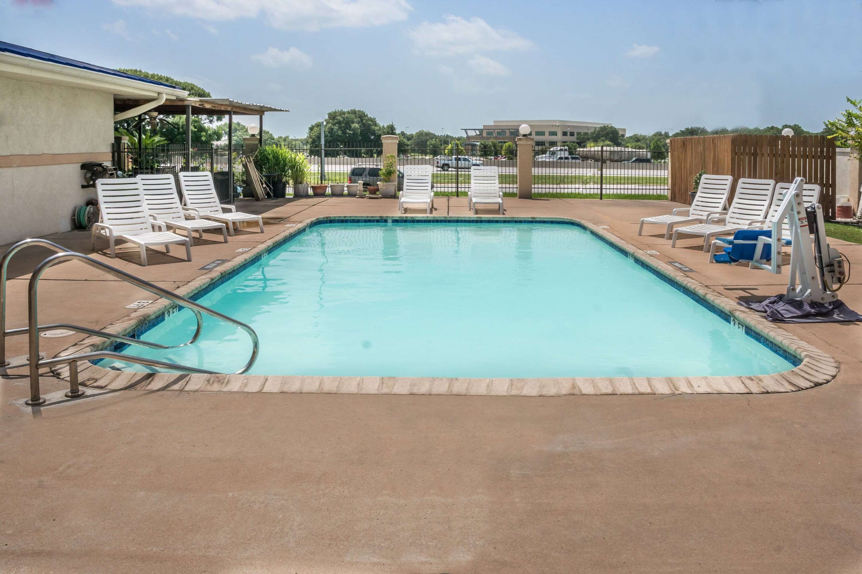 Pool | Super 8 by Wyndham San Marcos