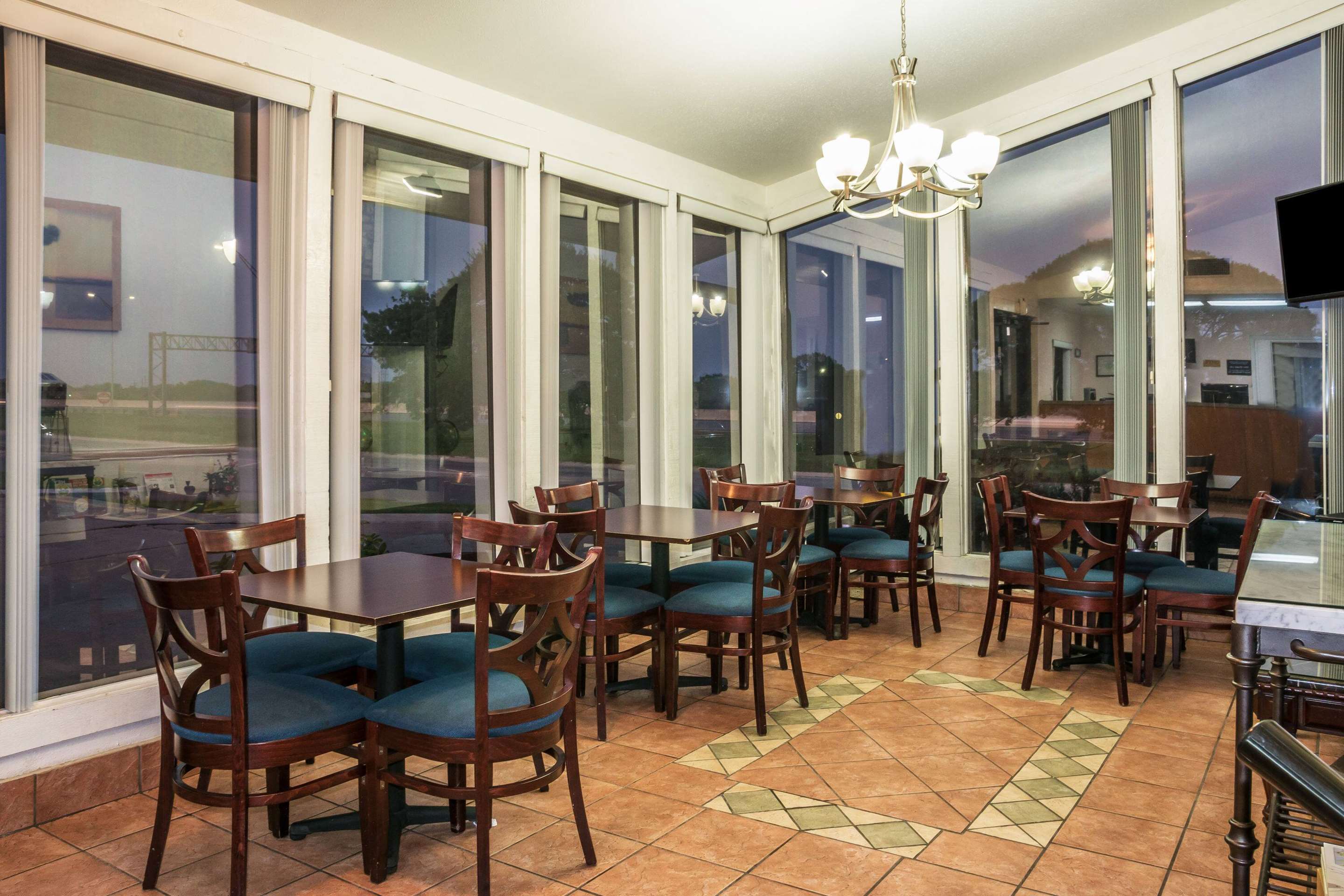 Breakfast Area | Super 8 by Wyndham San Marcos