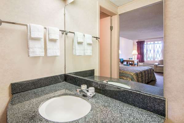  - Knights Inn Canton