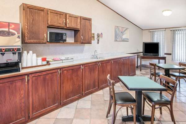  - Knights Inn Canton