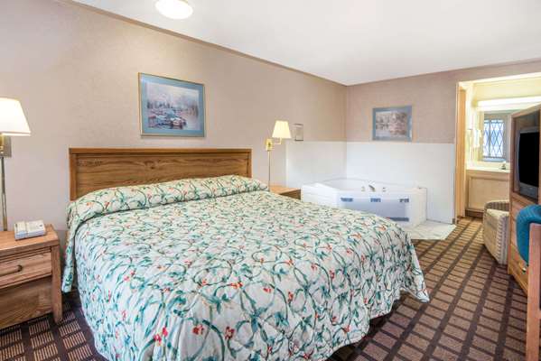 Suite - Knights Inn Canton