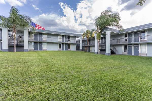  - Super 8 Motel Ocala - I-75, Exit 352