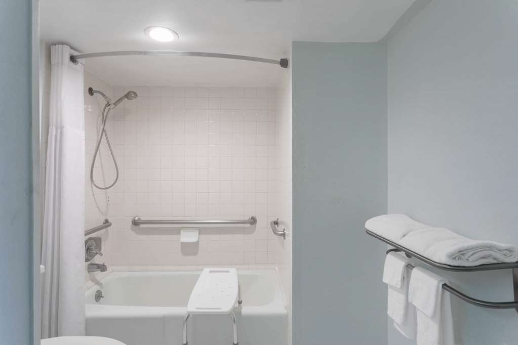 SUPER 8 BY WYNDHAM OCALA-guestroom-Guest Room,Bathroom,Accessibility,On-Site.jpg