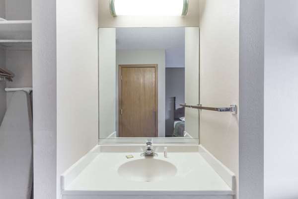  - Super 8 Motel Yorkville