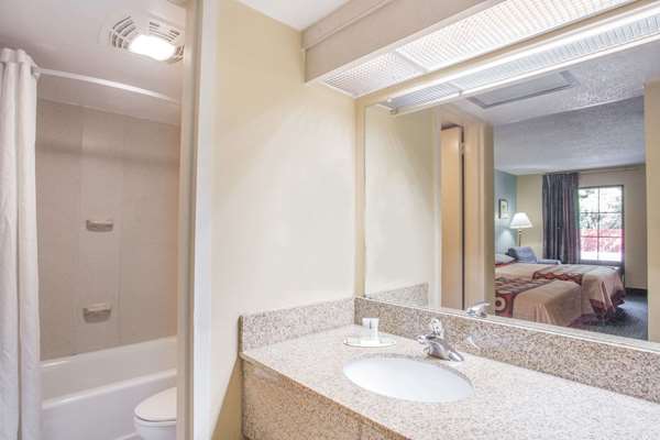  - Super 8 Motel Camp Springs - I-95 & I-495, Exit 9