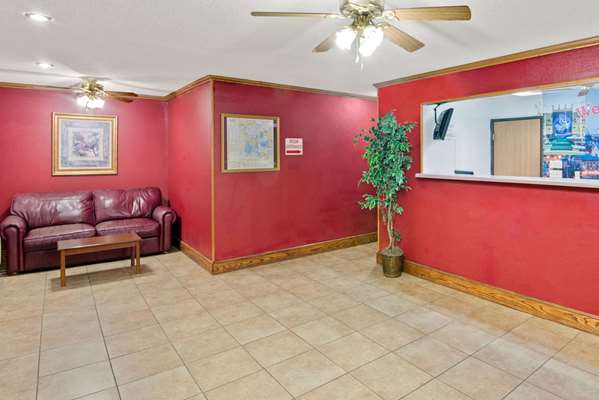  - Super 8 Hotel Riverside - I-635, Exit 11