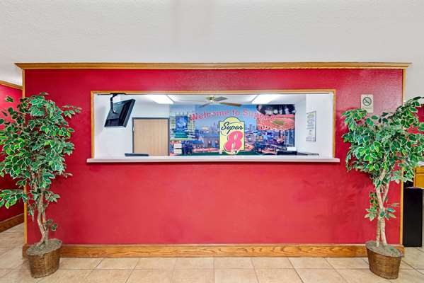  - Super 8 Hotel Riverside - I-635, Exit 11