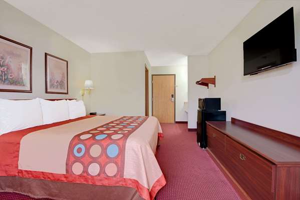  - Super 8 Hotel Riverside - I-635, Exit 11