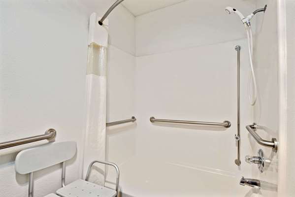  - Super 8 Hotel Riverside - I-635, Exit 11