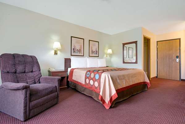Suite - Super 8 Hotel Riverside - I-635, Exit 11