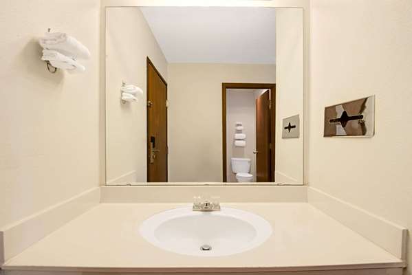  - Super 8 Hotel Riverside - I-635, Exit 11