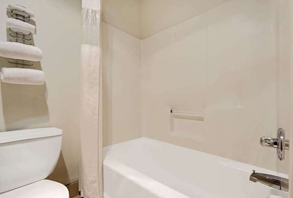  - Super 8 Hotel Riverside - I-635, Exit 11