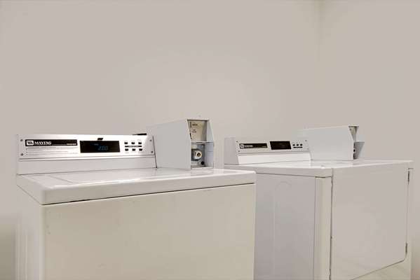  - Super 8 Hotel Riverside - I-635, Exit 11