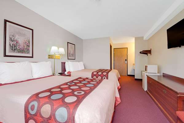  - Super 8 Hotel Riverside - I-635, Exit 11