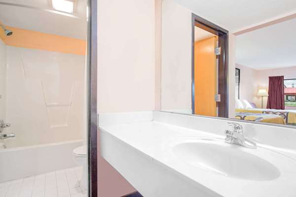  - Super 8 Motel Columbia - I-20, Exit 70