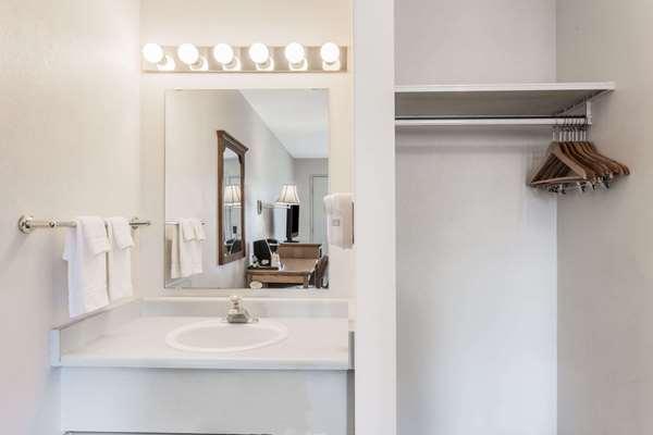  - Super 8 Motel East Kelowna