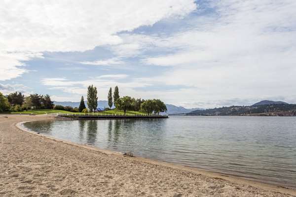 Beach - Super 8 Motel East Kelowna