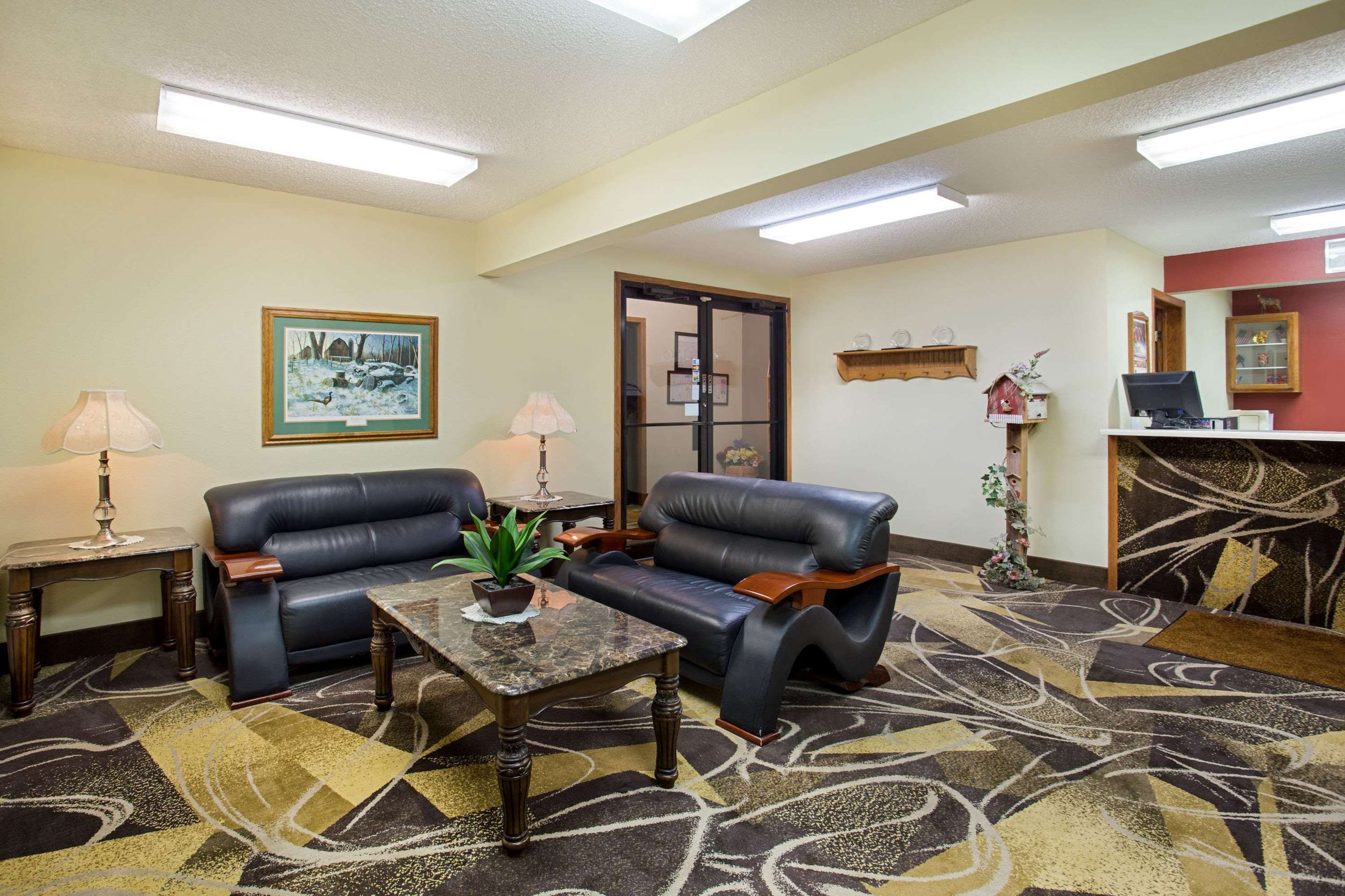 Lobby | Super 8 by Wyndham Charles City