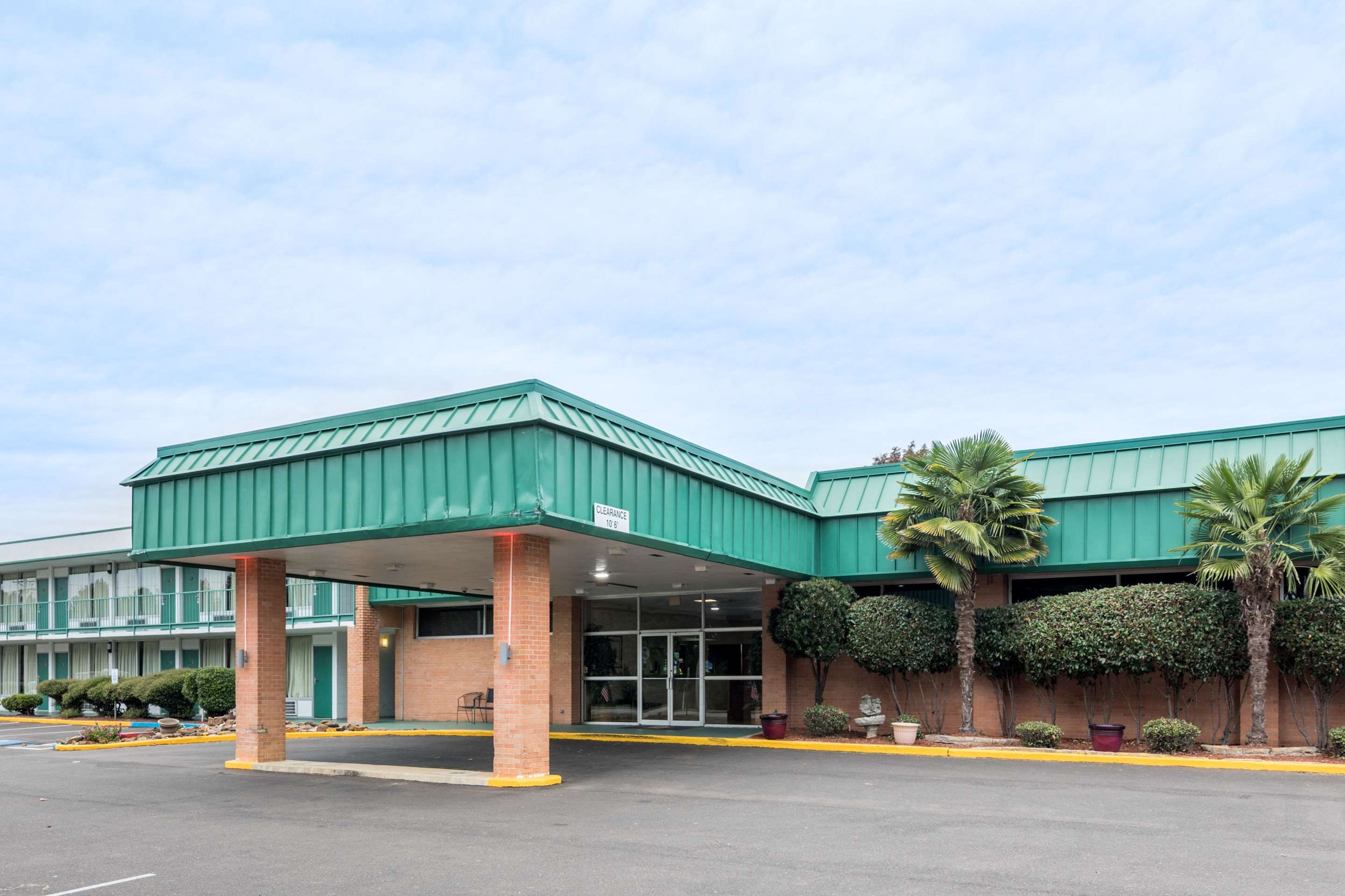 Exterior | Super 8 by Wyndham Hope