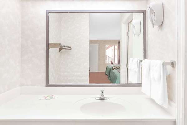  - Super 8 Motel Priceville - I-65, Exit 334