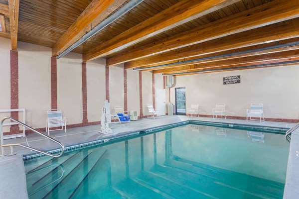 Pool - Super 8 Hotel Dickson - I-40, Exit 172