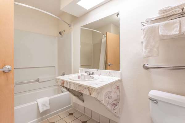  - Super 8 Hotel Dickson - I-40, Exit 172