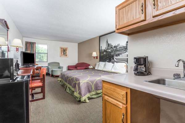 Suite - Super 8 Hotel Dickson - I-40, Exit 172