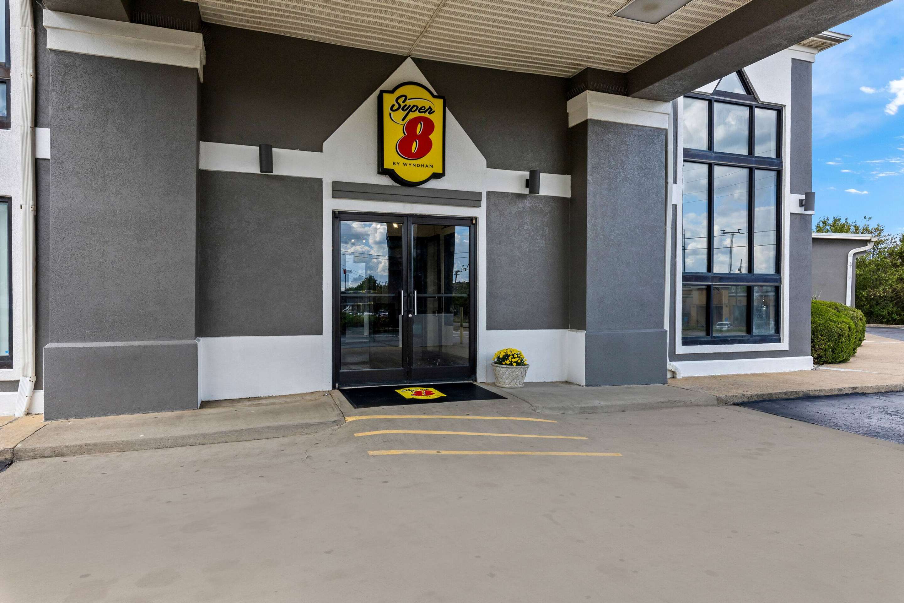 Exterior | Super 8 by Wyndham Dickson