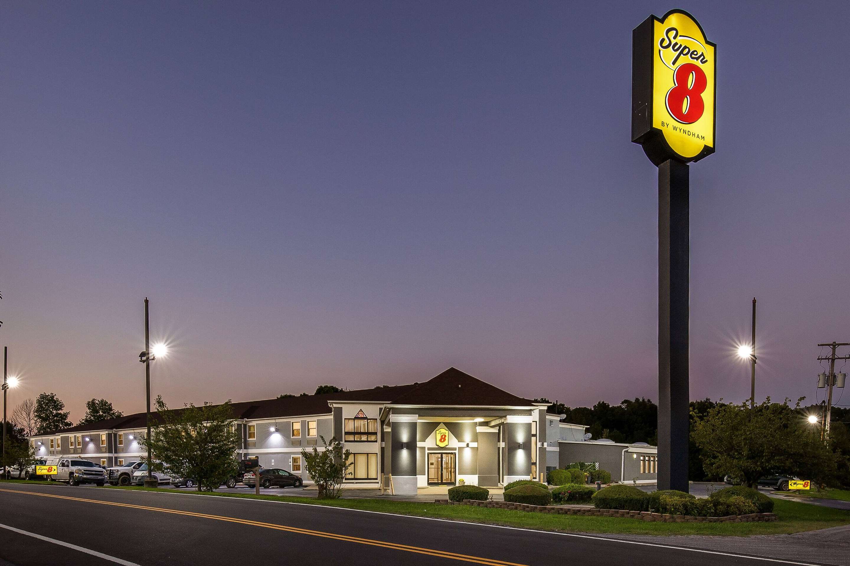Exterior | Super 8 by Wyndham Dickson