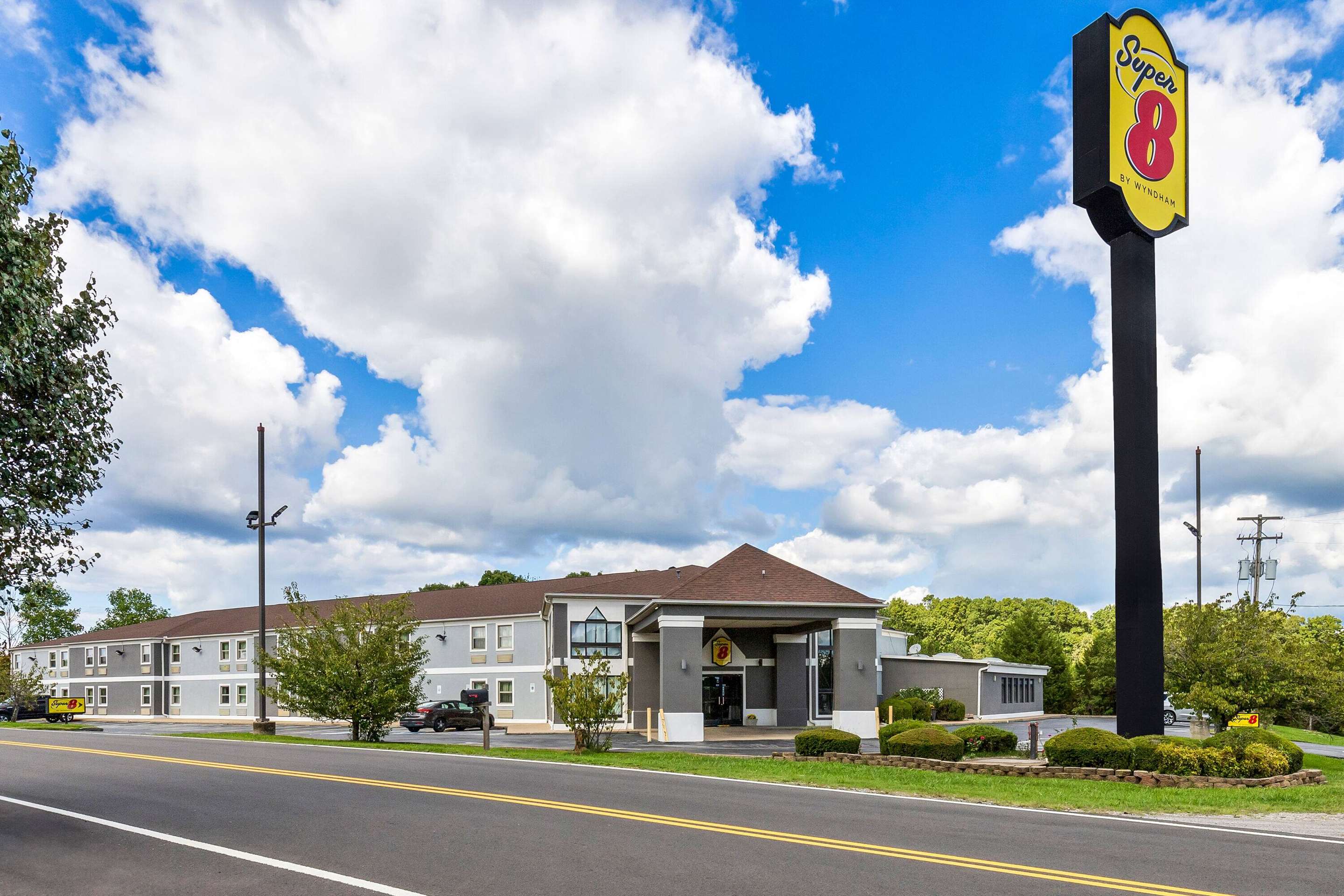 Exterior | Super 8 by Wyndham Dickson