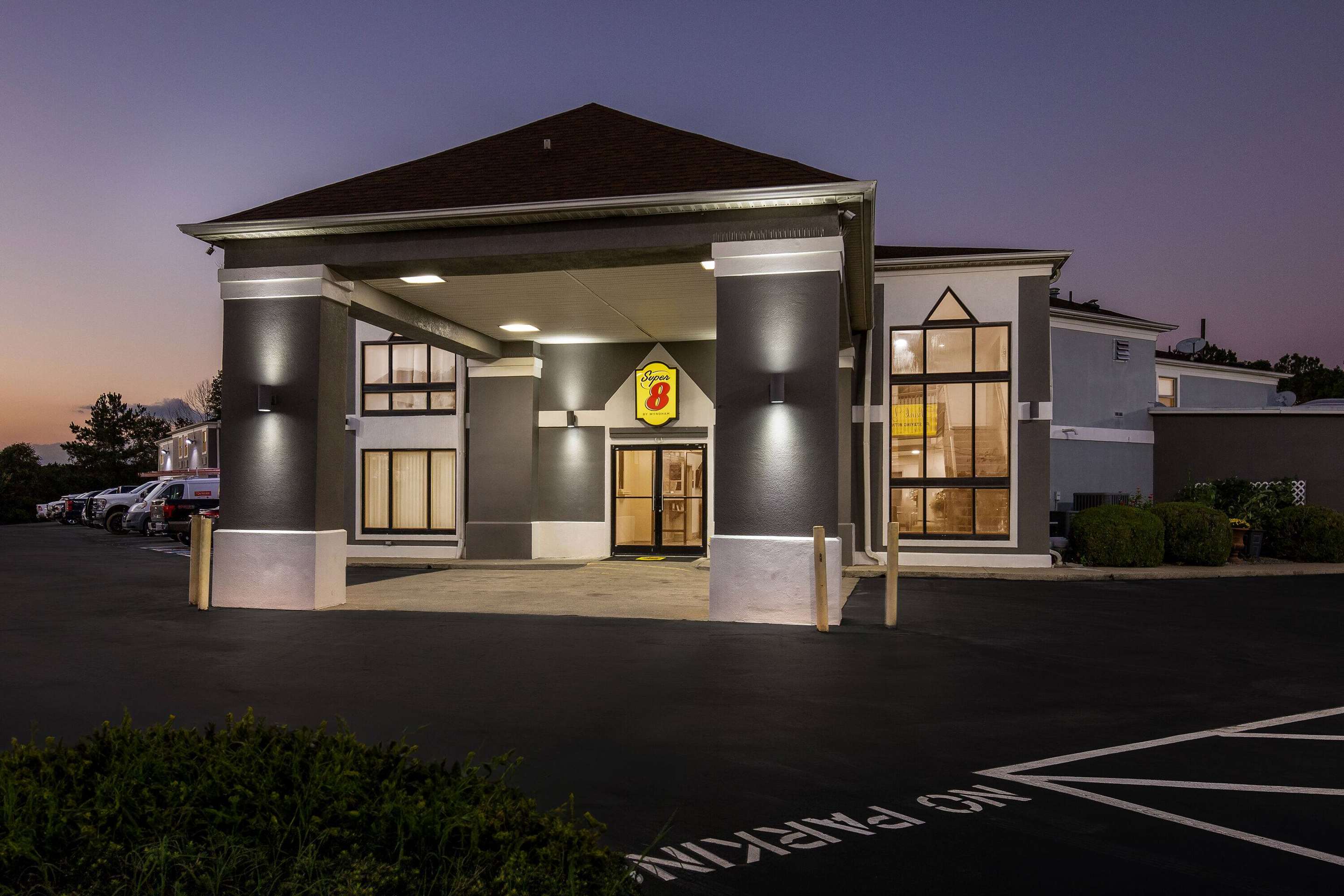 Exterior | Super 8 by Wyndham Dickson