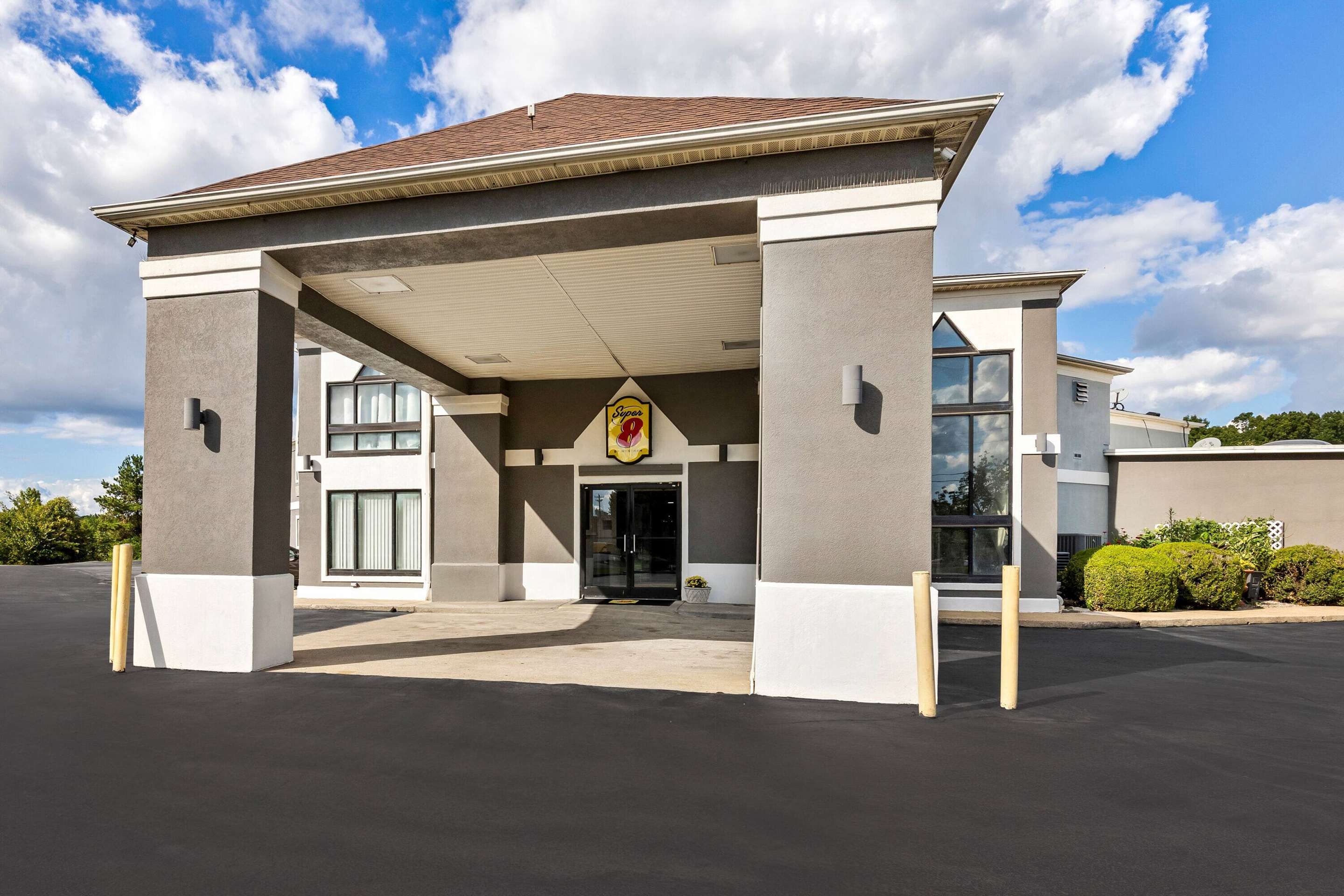 Exterior | Super 8 by Wyndham Dickson