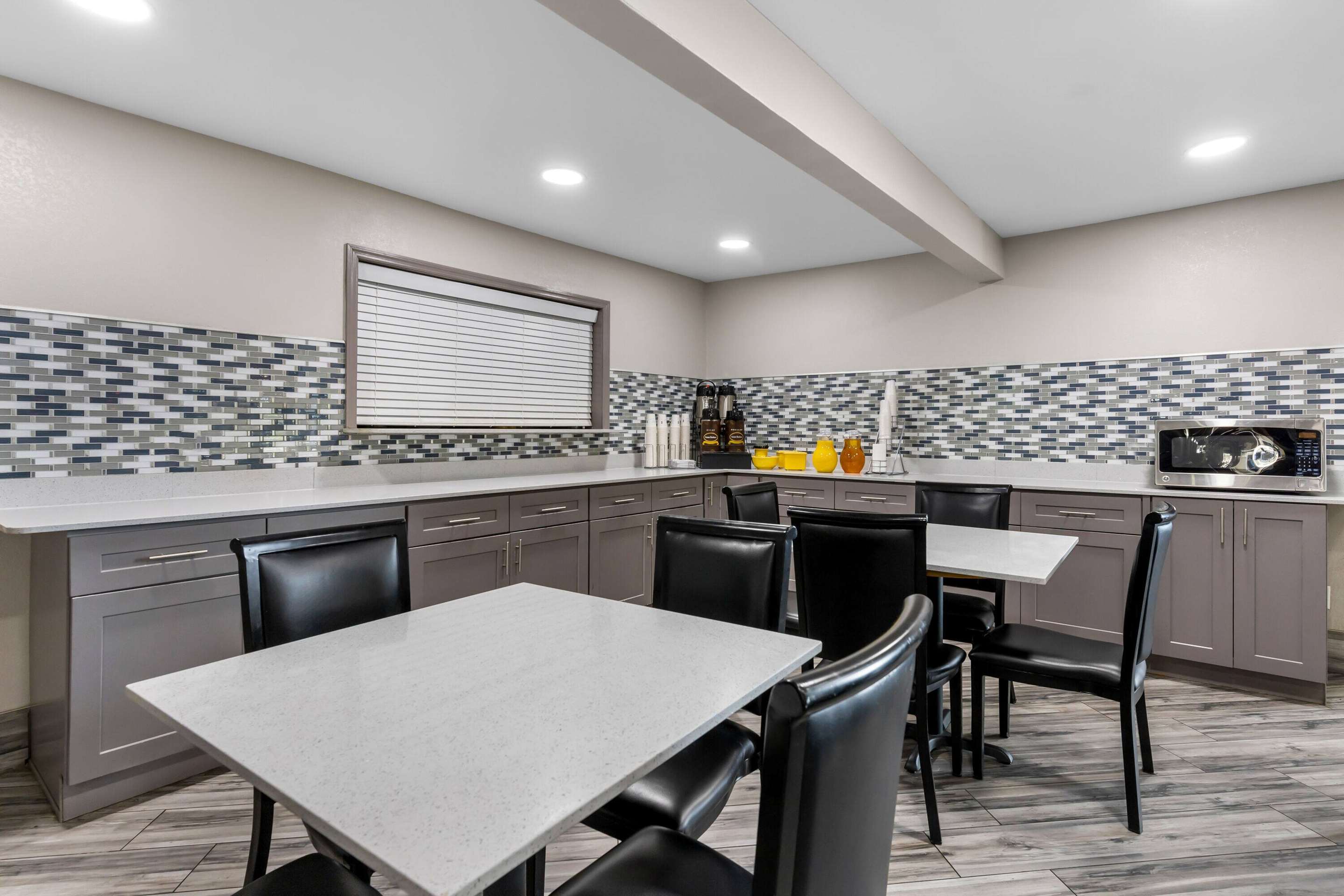 Breakfast Area | Super 8 by Wyndham Dickson