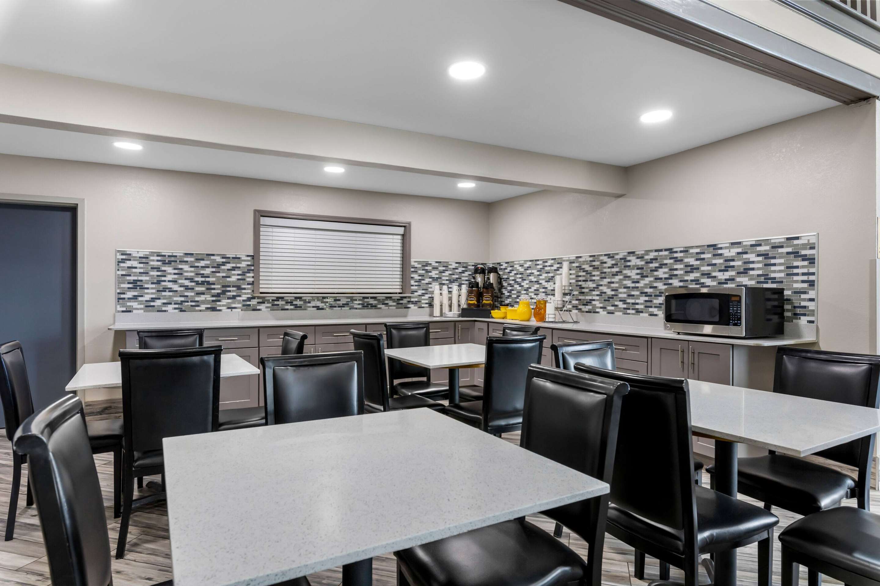 Breakfast Area | Super 8 by Wyndham Dickson
