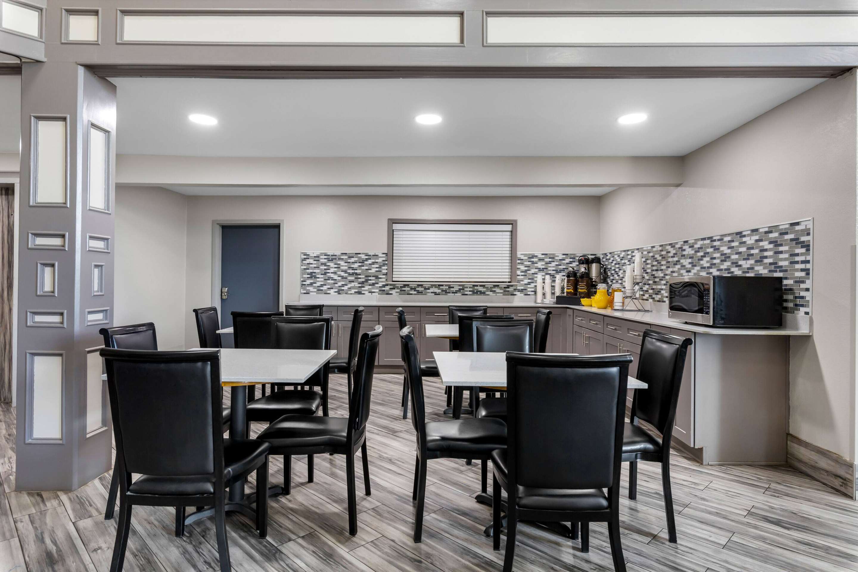 Breakfast Area | Super 8 by Wyndham Dickson