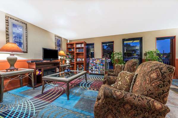  - Super 8 Denton - I-35, Exit 465A