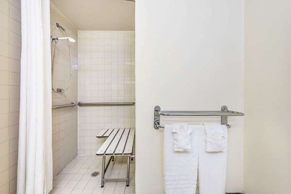  - Super 8 Denton - I-35, Exit 465A