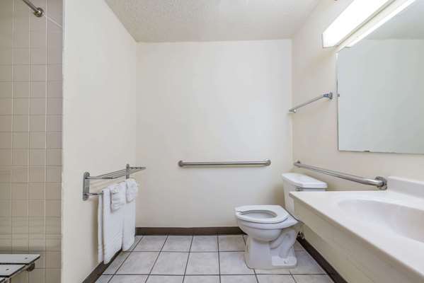  - Super 8 Denton - I-35, Exit 465A