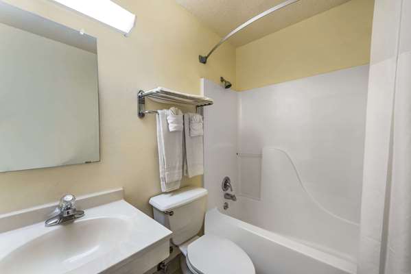  - Super 8 Denton - I-35, Exit 465A