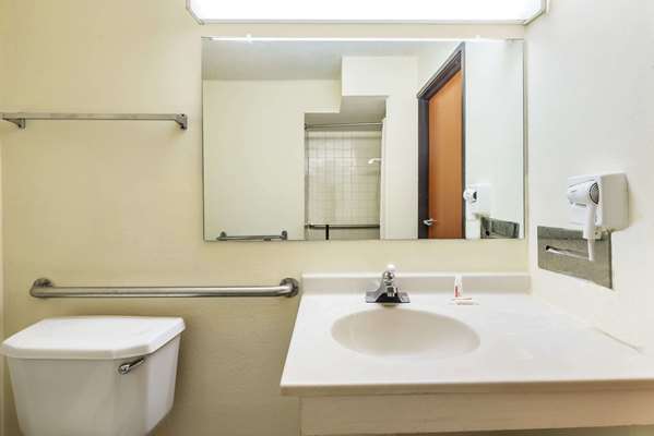  - Super 8 Denton - I-35, Exit 465A