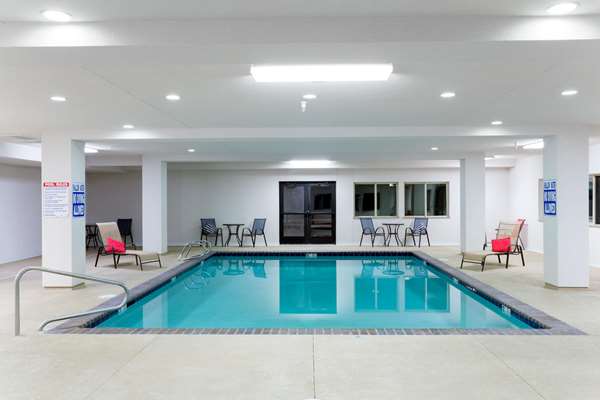 Pool - Super 8 Hotel Montpelier