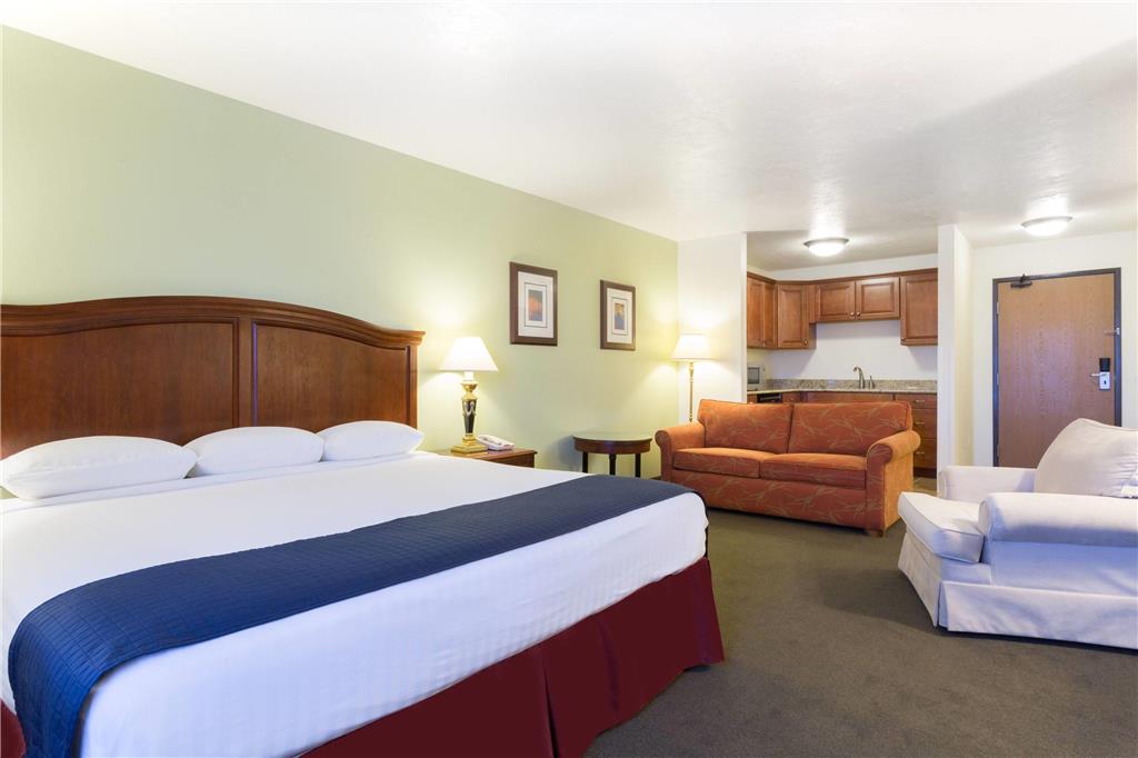 SUPER 8 BY WYNDHAM MONTPELIER-guestroom-Guest Room,Suite,On-Site.jpg