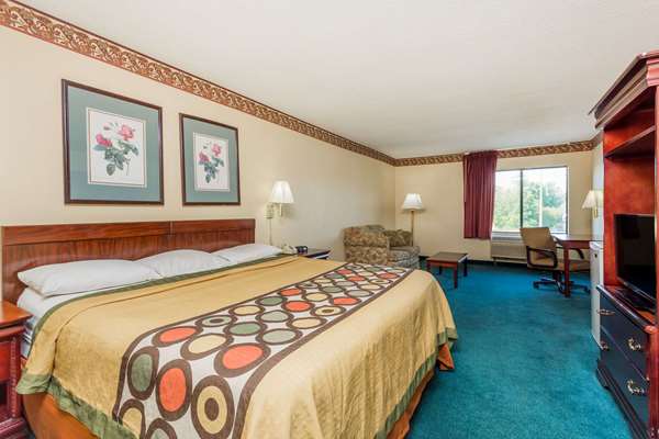 Suite - Super 8 Hotel Piedmont - I-85, Exit 40
