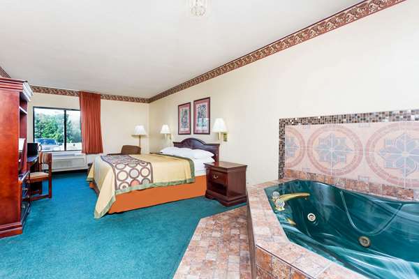 Suite - Super 8 Hotel Piedmont - I-85, Exit 40