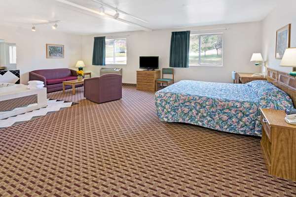 Suite - Super 8 Hotel Canonsburg - I-79, Exit 45